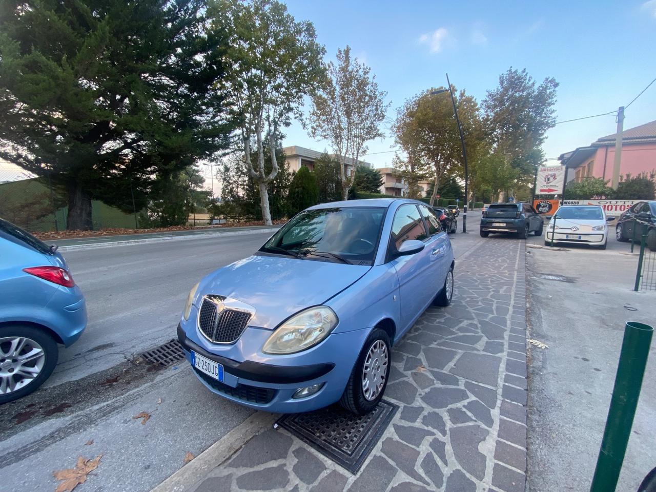 Lancia Ypsilon 1.3 MJT 75 CV Platino