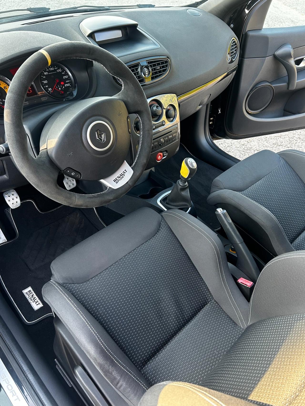 Renault Clio RS F1 Team R27