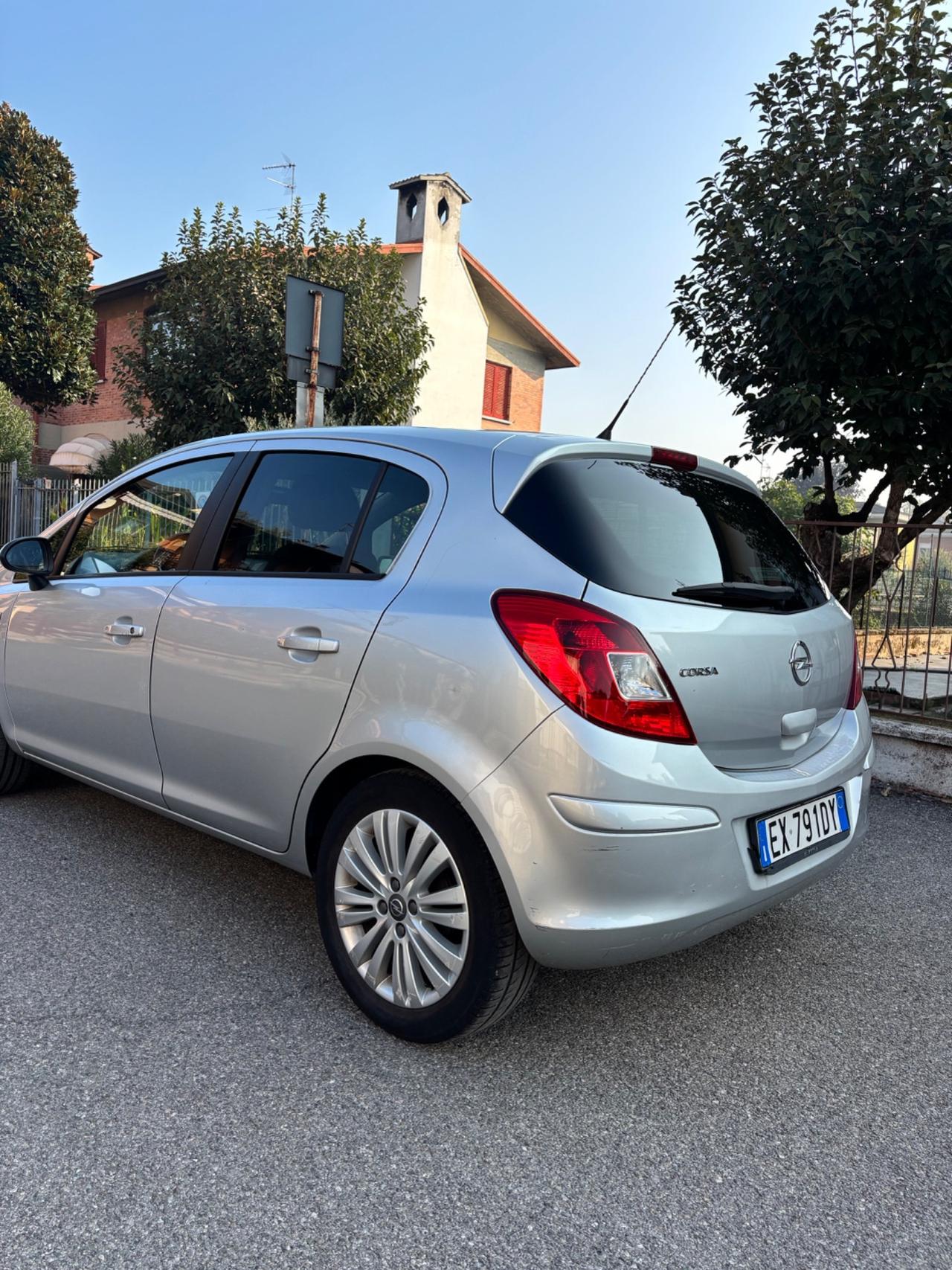 Opel Corsa 1.2 5 porte Sport