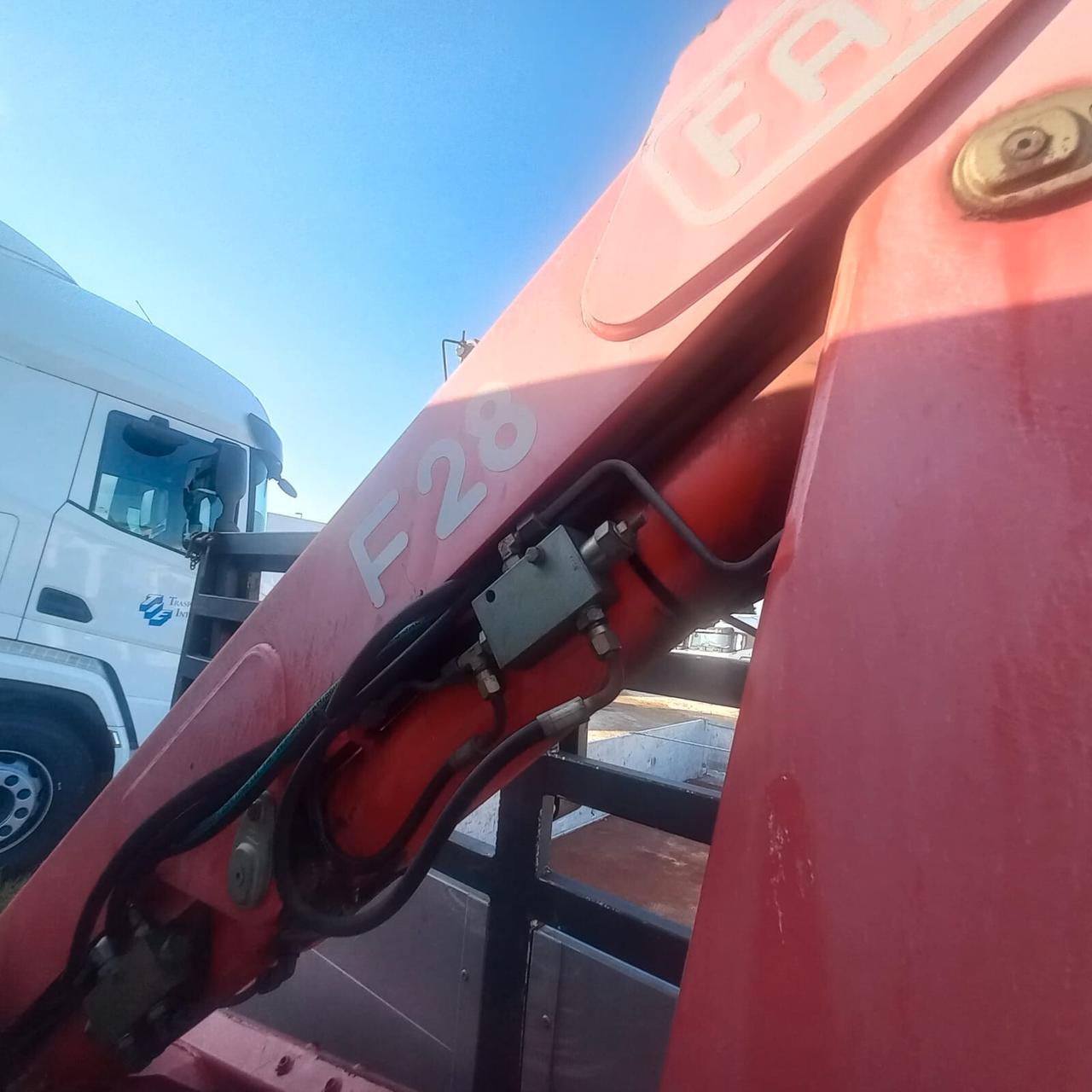 FURGONE IVECO DAILY CON GRU