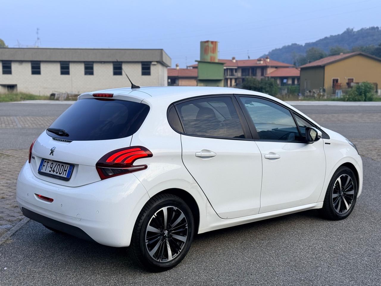 Peugeot 208 Singature 1.2 Benzina 81 cv euro6