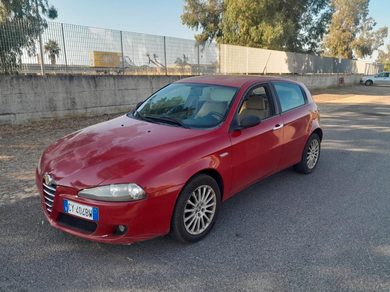 Alfa Romeo 147 1.9 JTD M-JET 16V rossa