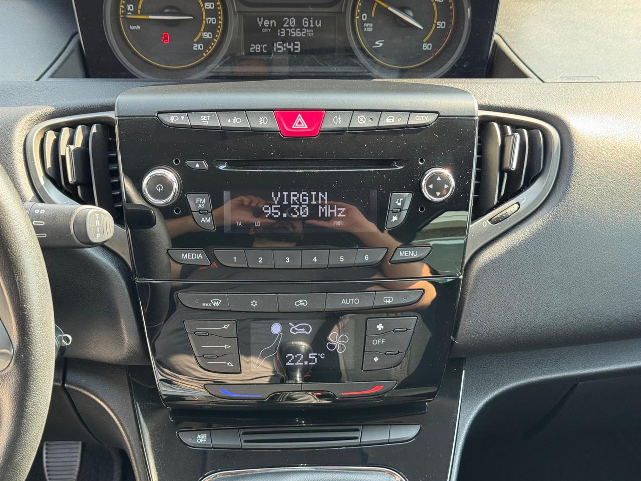 Lancia Ypsilon 1.3 MJT 16V 95 CV 5 porte S&S 30th Anniversary MOMO DESIGN