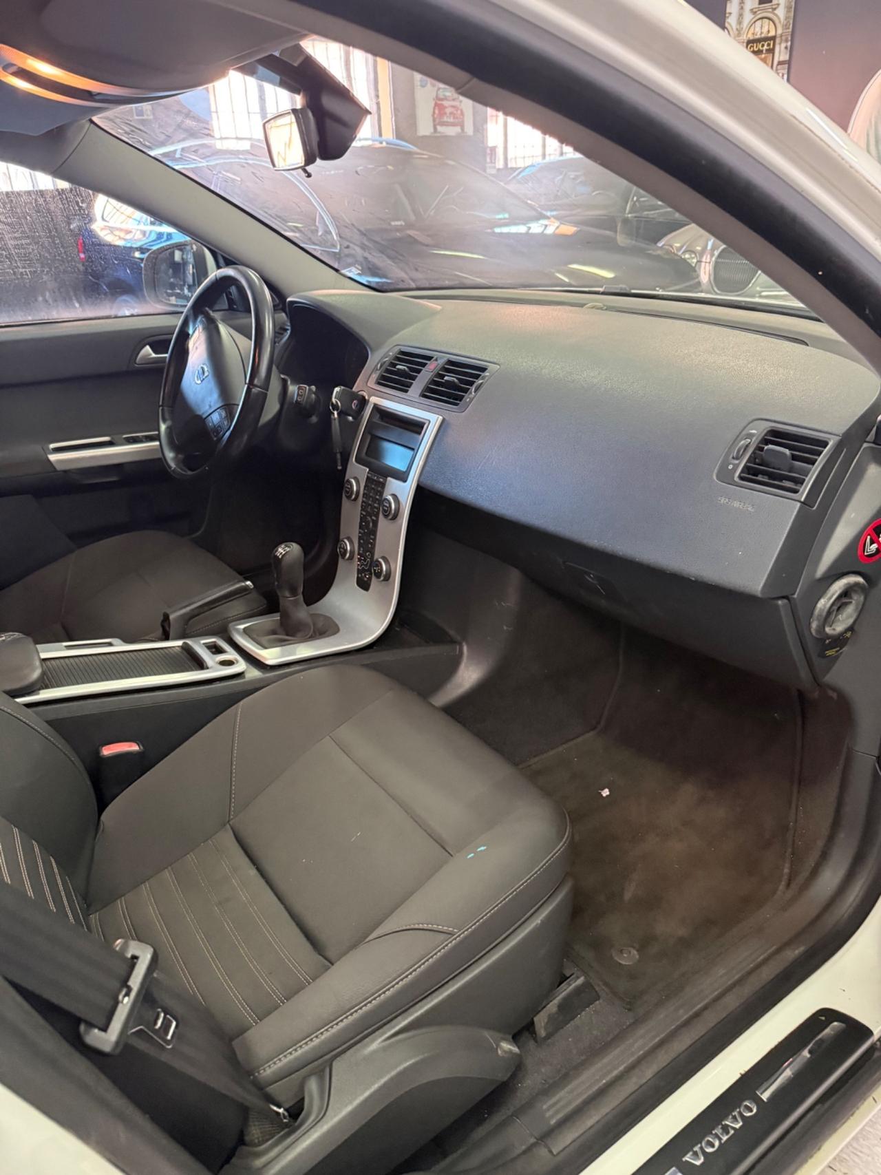 Volvo V50 D2 R-design