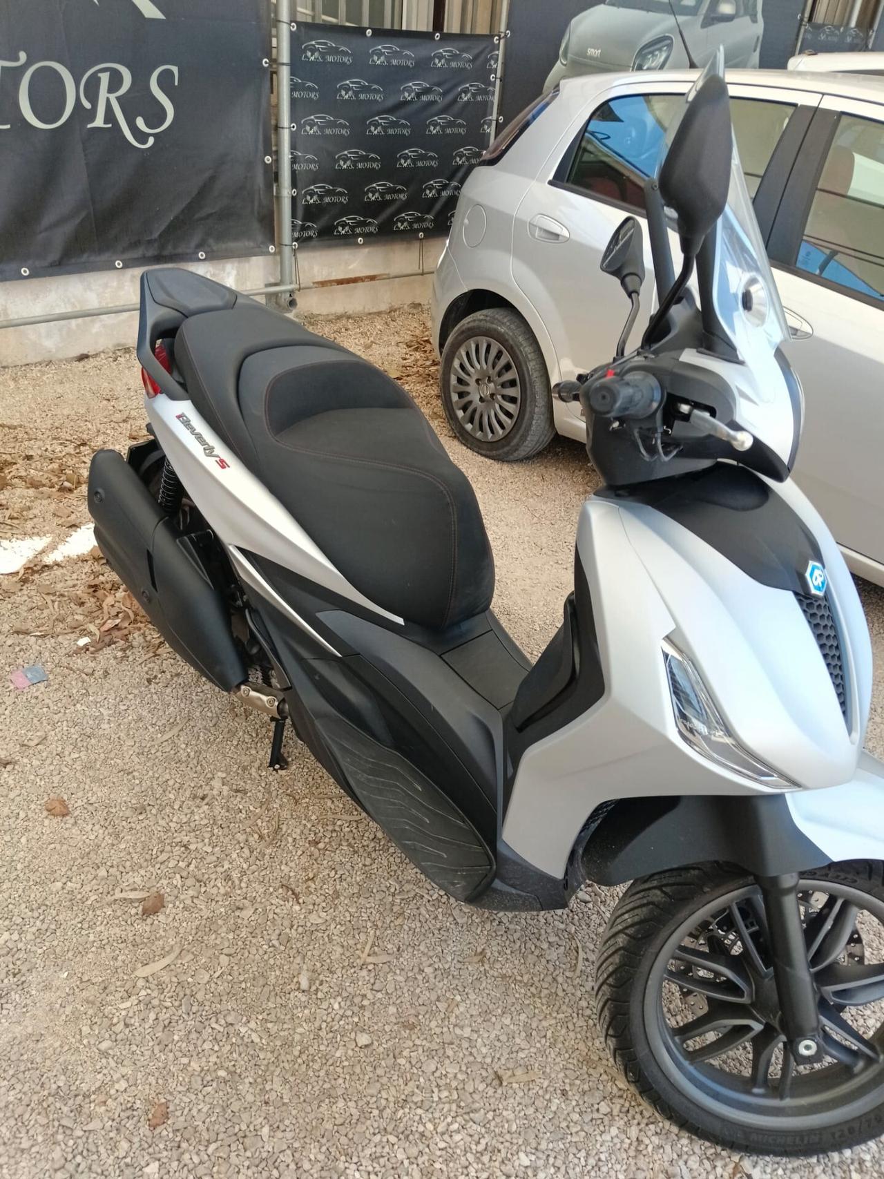Piaggio Beverly 400 GRIGIO E NERO