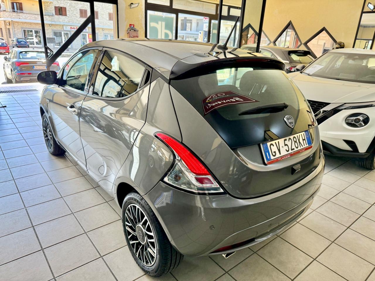 Lancia Ypsilon 1.0 Hybrid PLATINO