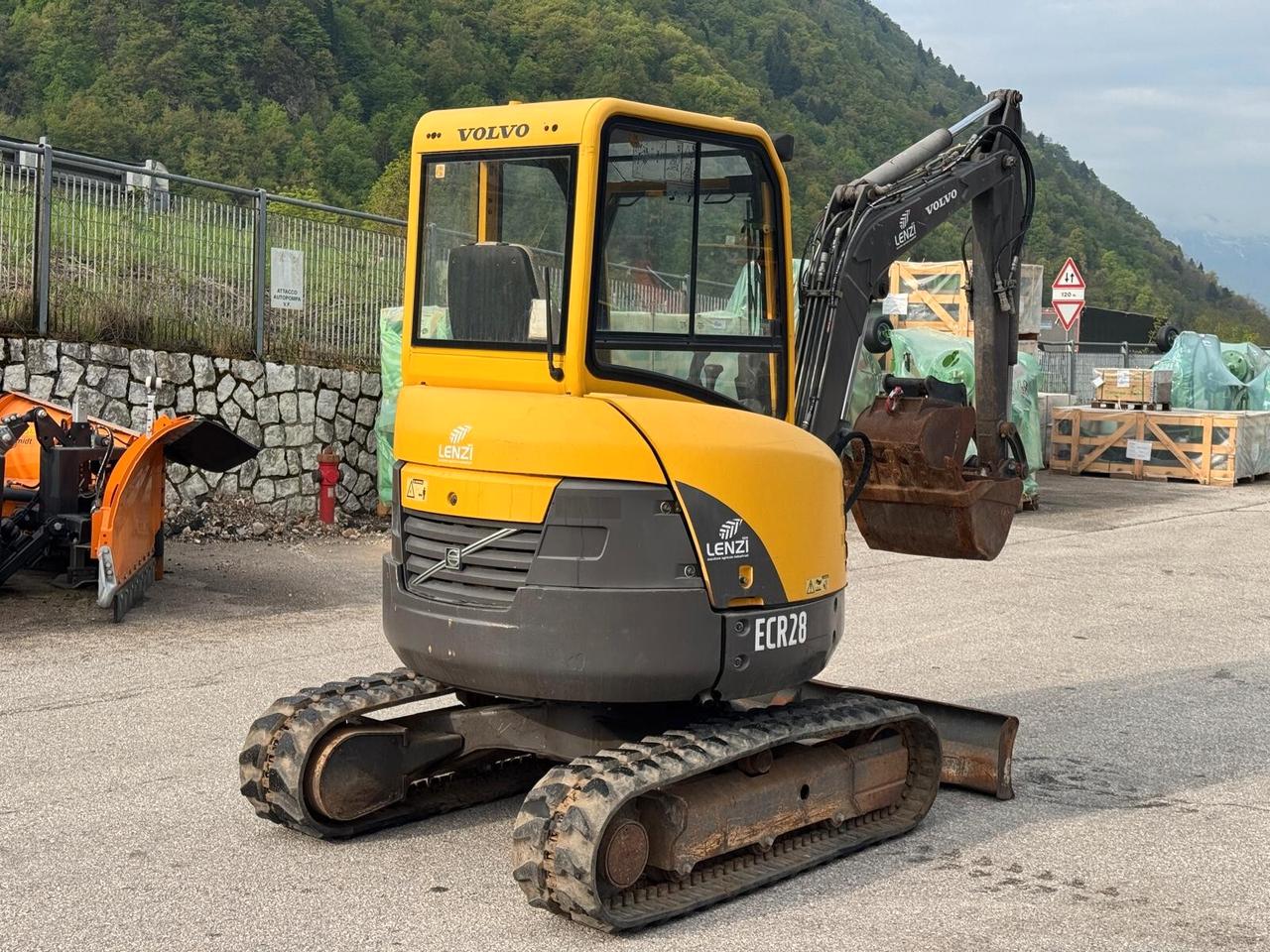MINIESCAVATORE VOLVO ECR 28