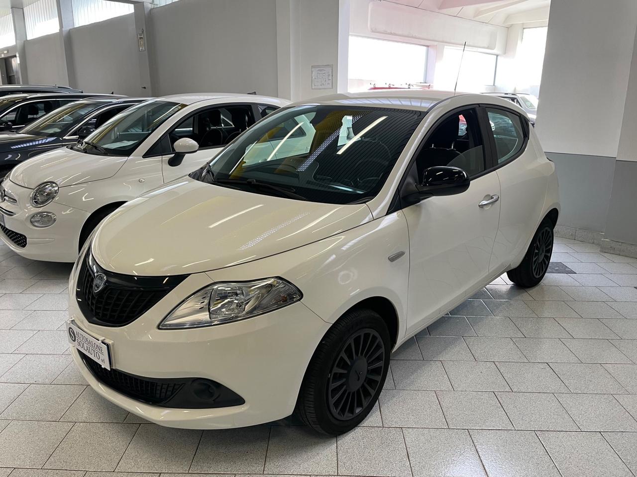 Lancia Ypsilon 1.0 FireFly 5 porte S&S Hybrid Silver