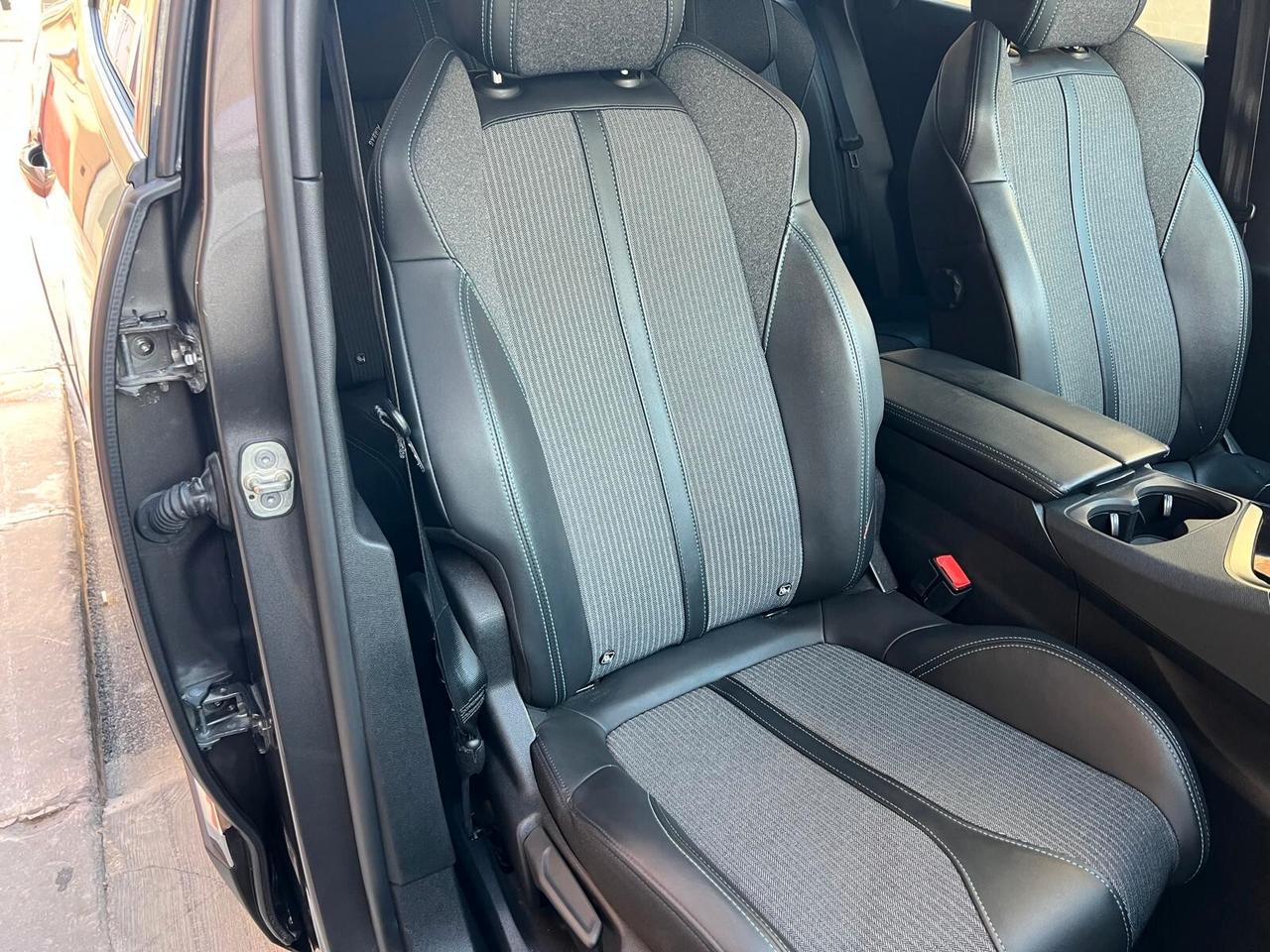 PEUGEOT 3008 ALLURE 1.5 130CV PELLE NAVI CAM ANNO 2022