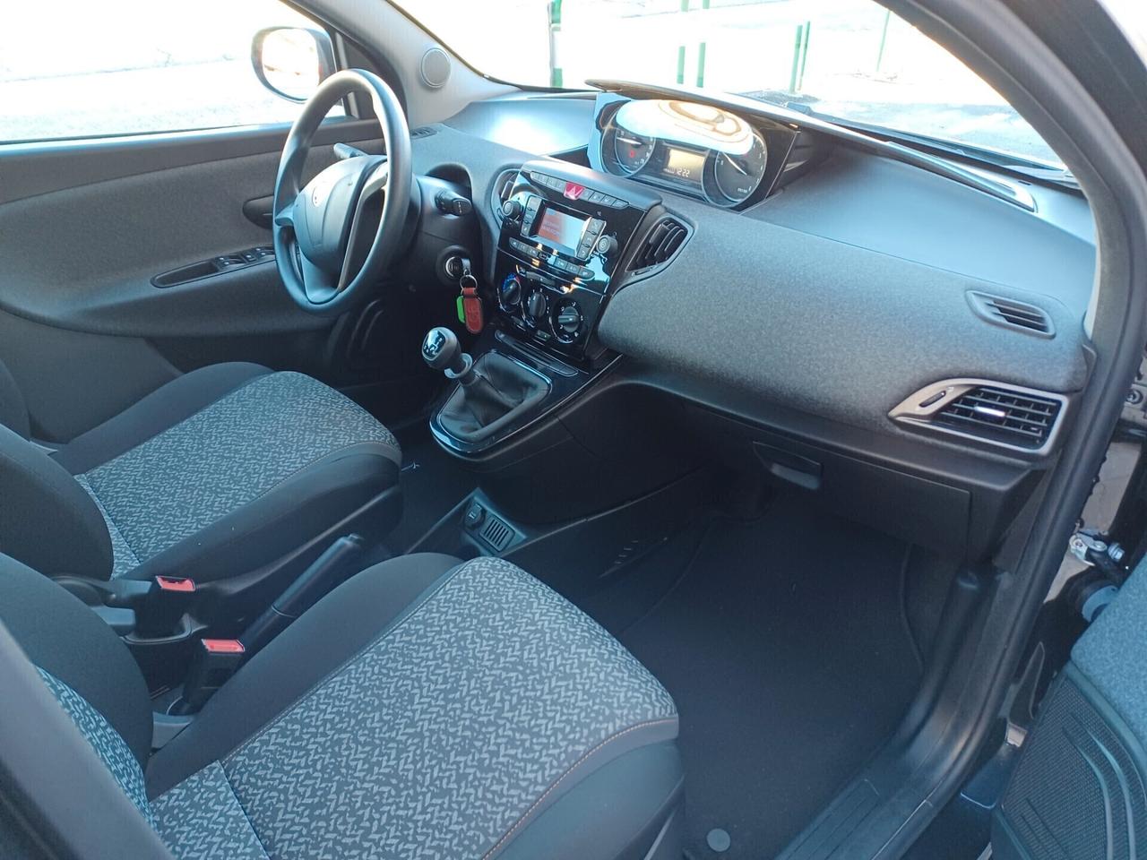 Lancia Ypsilon 1.0 Hybrid 70cv