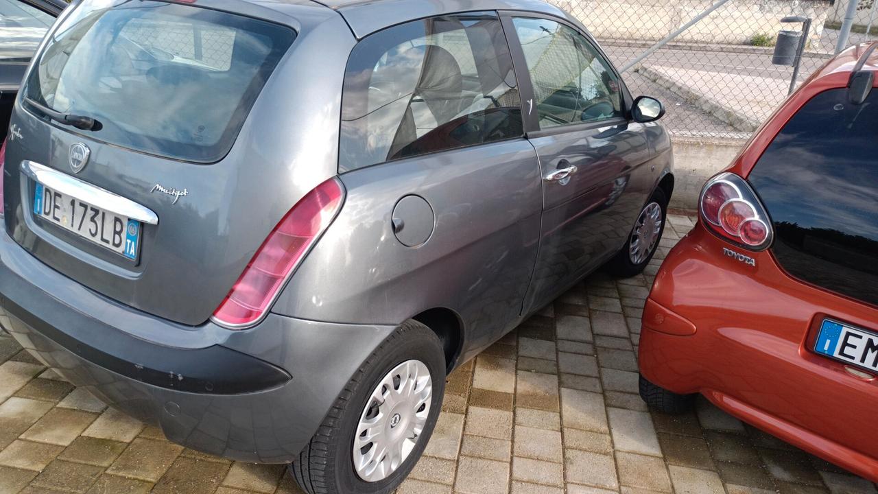 Lancia Ypsilon 1.3 MJT 75 CV Argento