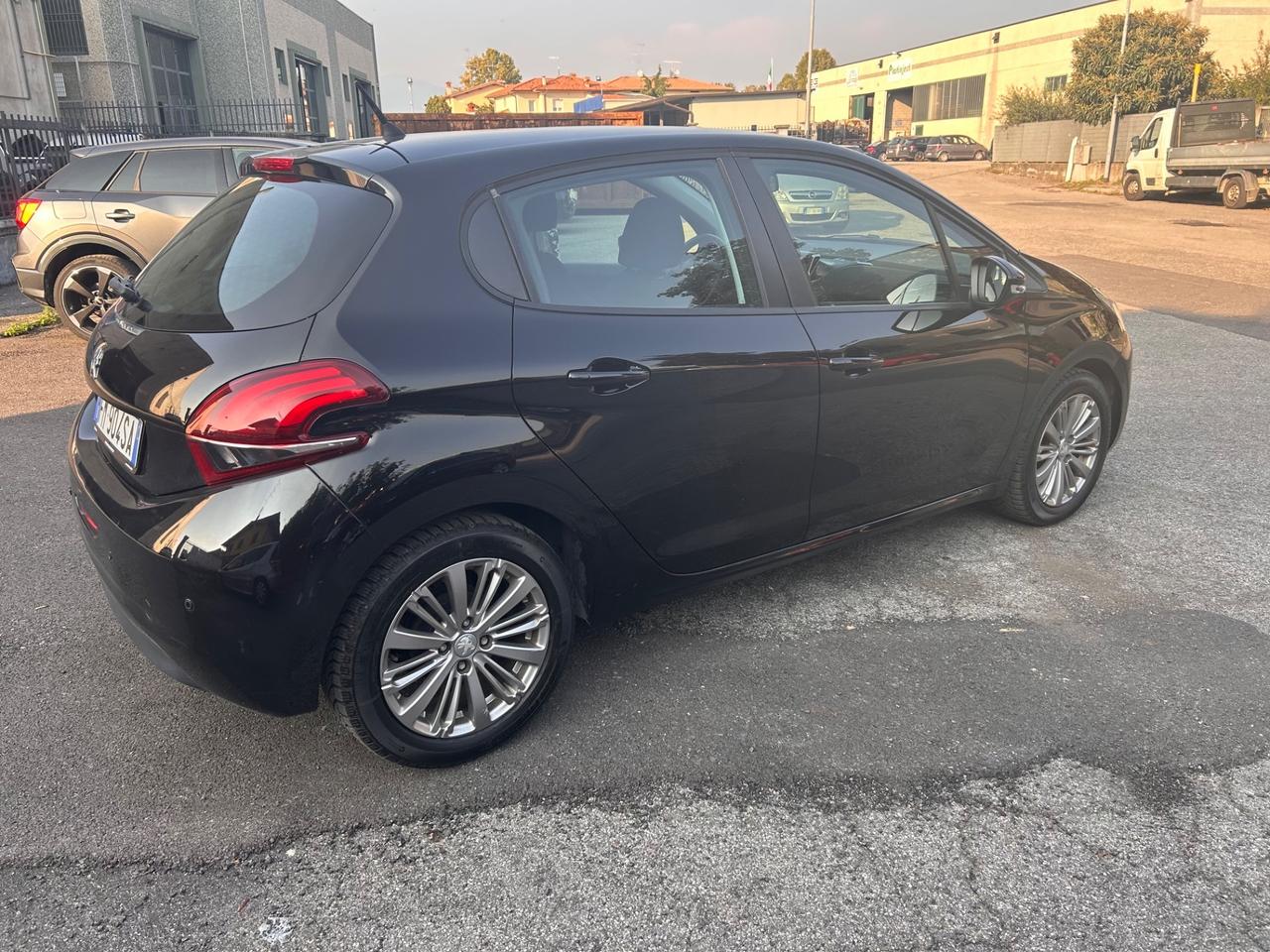 Peugeot 208 1200 85cv 89000 km ALLURE euro6B