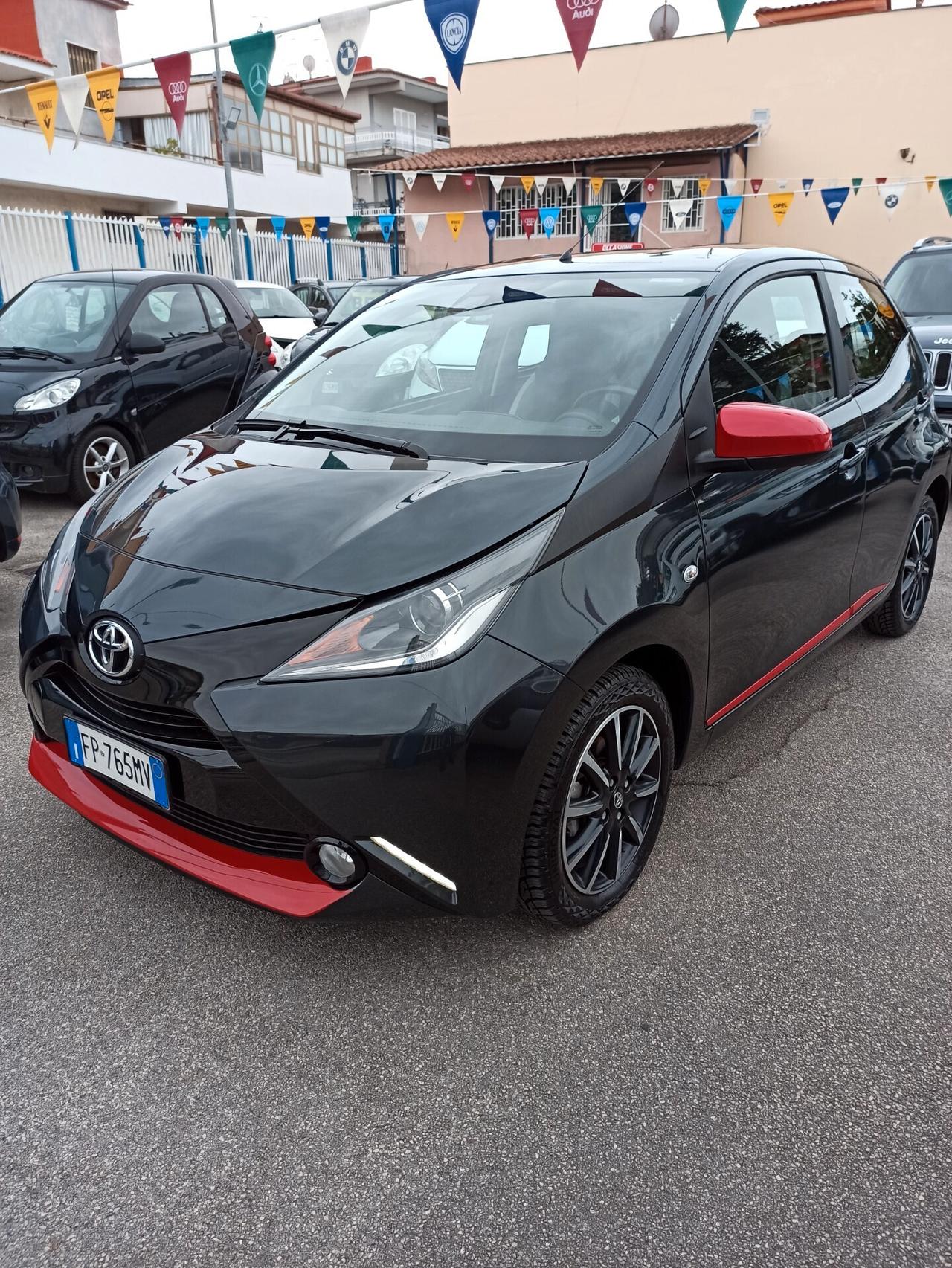 Toyota Aygo 1.0 VVT-i 69 CV 5 porte x-Black TSS MMT