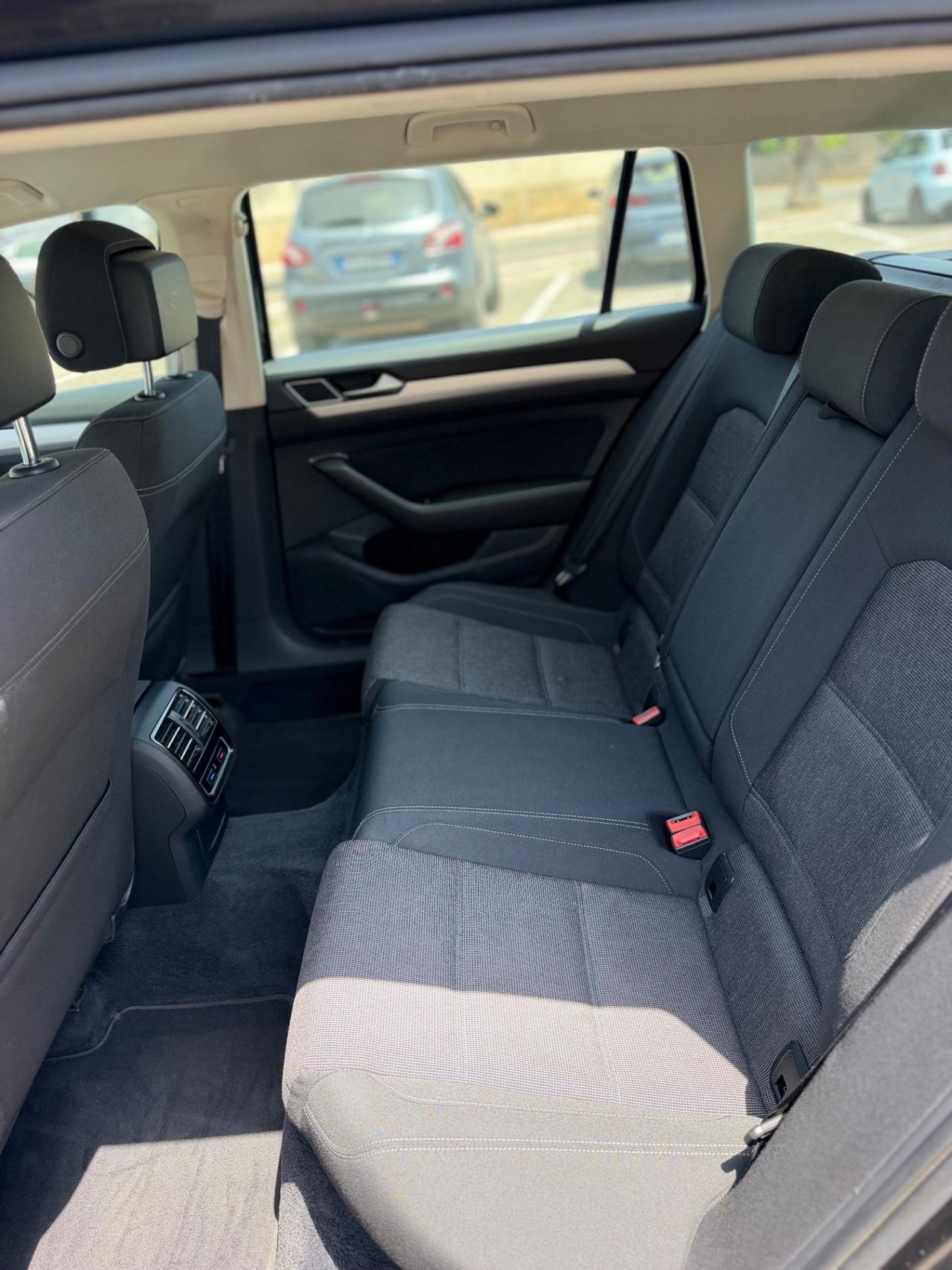 Volkswagen Passat Variant 1.6 TDI SCR DSG Business BMT