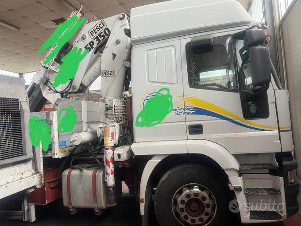 Iveco EuroTech Cursor Scarrabile con Gru