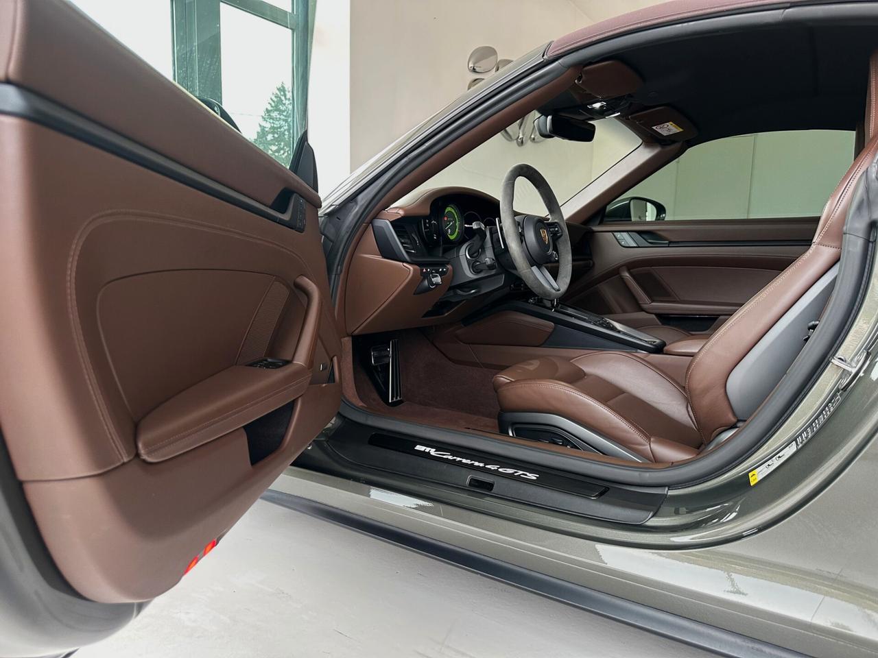 Porsche 911 Carrera 4 GTS Cabriolet