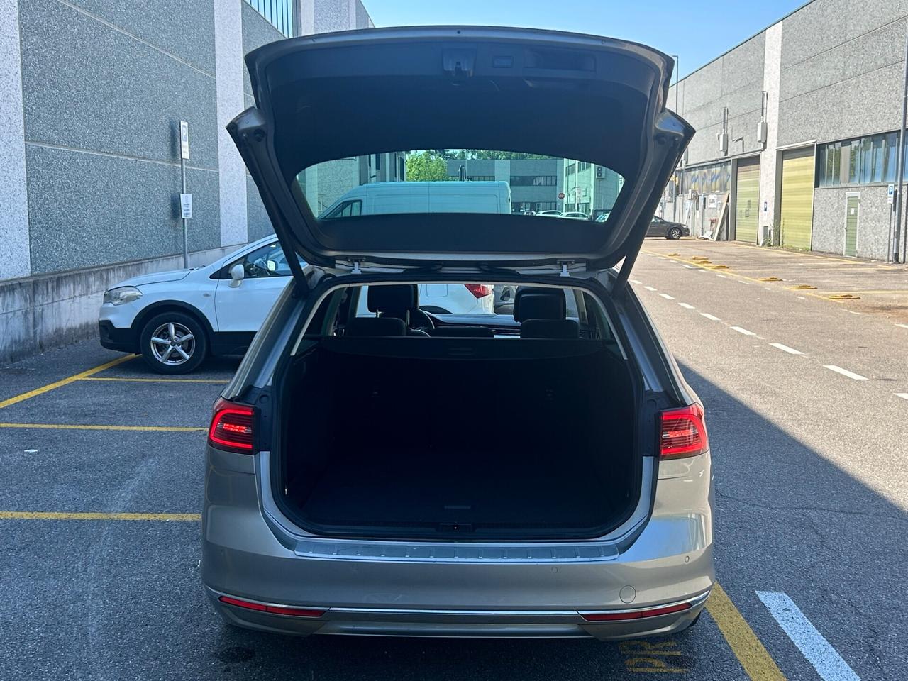 Volkswagen Passat Variant 2.0 TDI DSG Executive | Tetto Panoramico LED Navi