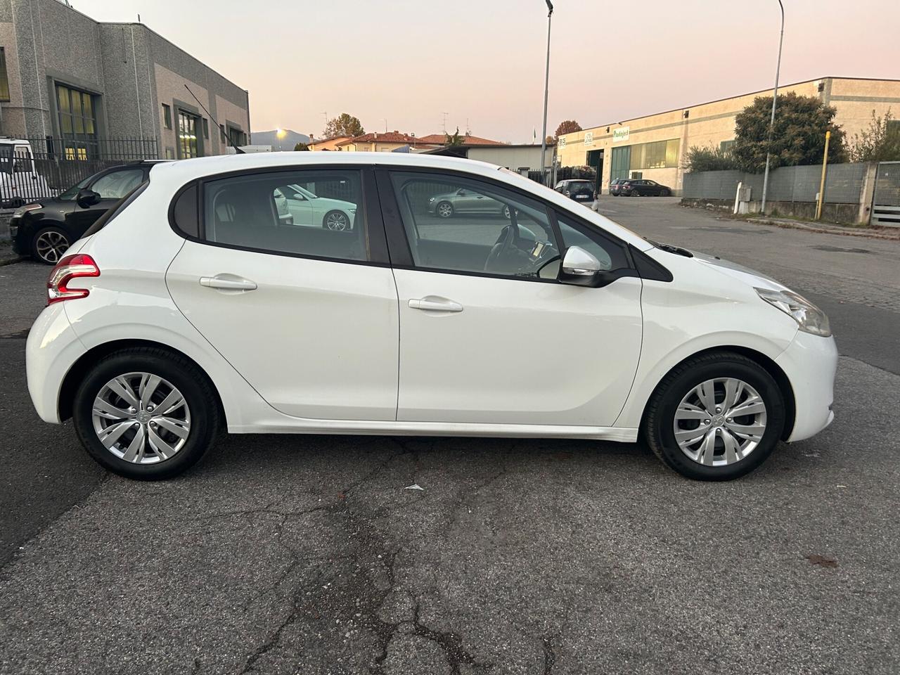 Peugeot 208 1000 benzina 86000 km neopatentati