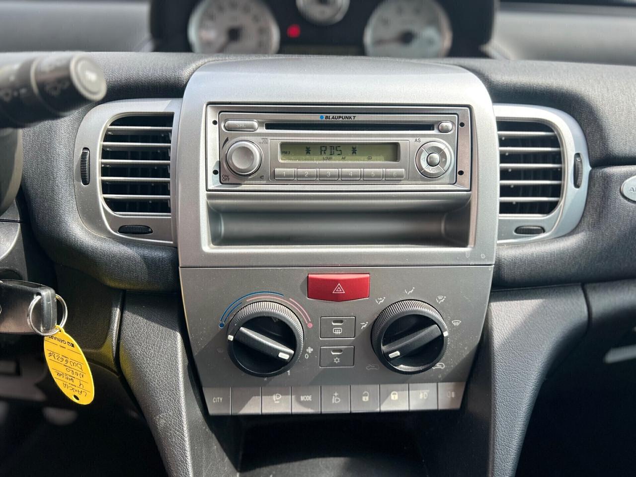 Lancia Ypsilon 1.3 MJT 75 CV Versus