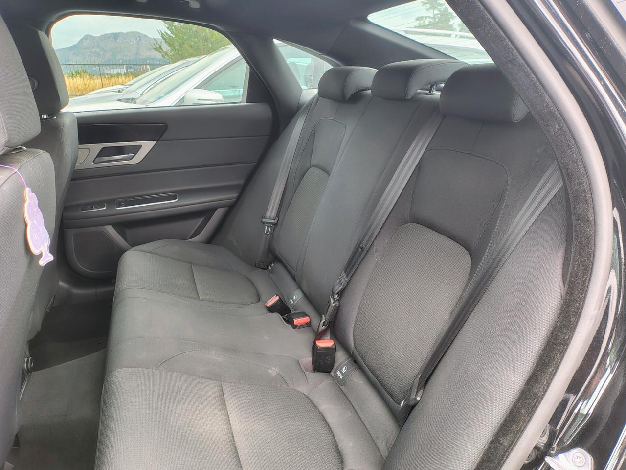 Jaguar XF aut. Portfolio (SOLO PER OPERATORI DEL SETTORE)