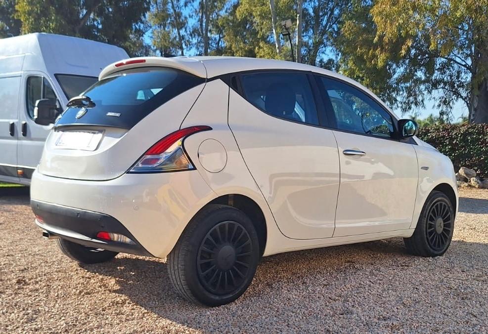 Lancia Ypsilon Gold Hybrid 1.0 FireFly 70cv