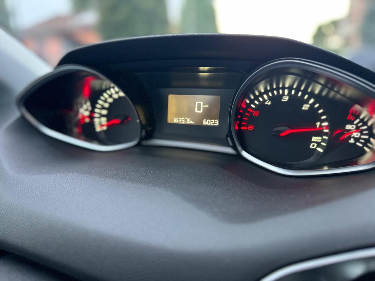 Peugeot 308 BlueHDi 120 S&S EAT6 SW Allure