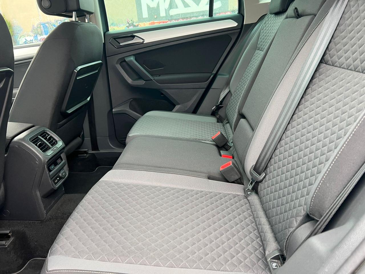 Volkswagen Tiguan 1.6 TDI SCR Sport BlueMotion R-LINE