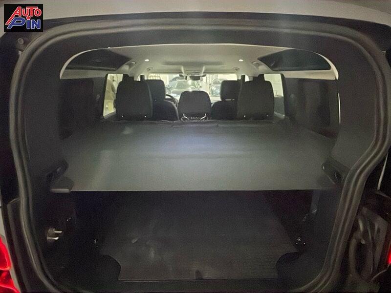 Land Rover Defender 3.0D I6 200 110 SE AWD auto.