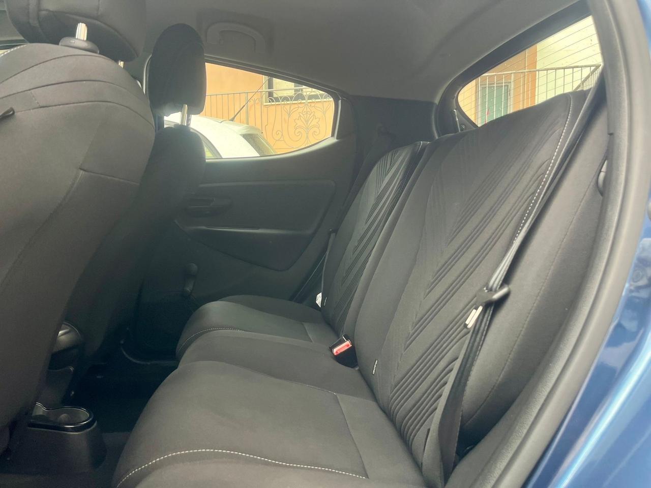 Lancia Ypsilon 1.0 FireFly S&S Hybrid Ecochic Gold Tua a soli 265€