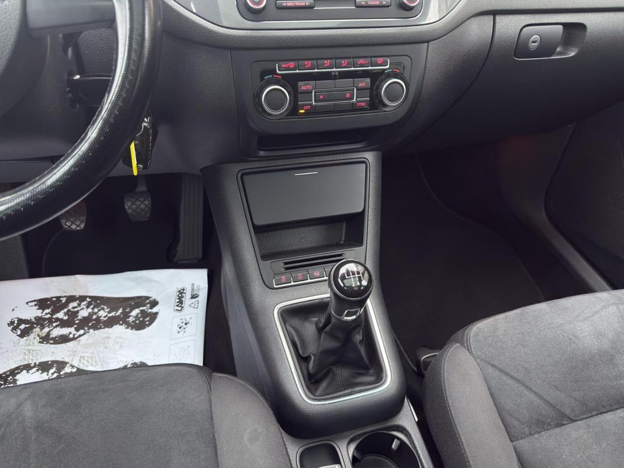 Volkswagen Tiguan 2.0 TDI 140 CV Sport & Style *TETTO APRIBILE*