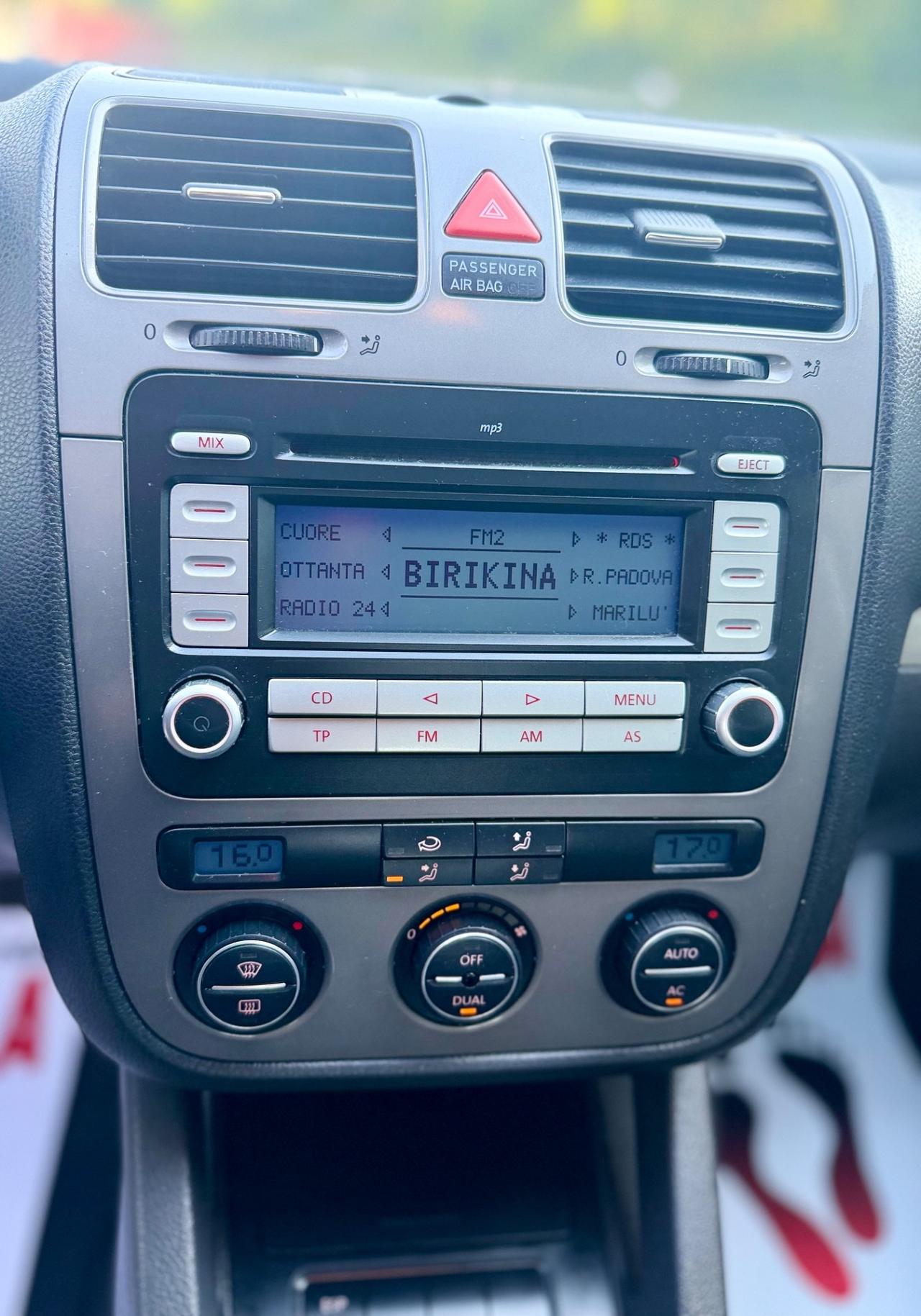 Volkswagen Golf 1,6 benzina km 120,000 ok neopatentati ! ! B