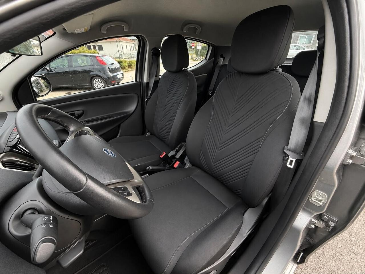 Lancia Ypsilon 1.0 FireFly 5 porte S&S Hybrid Silver