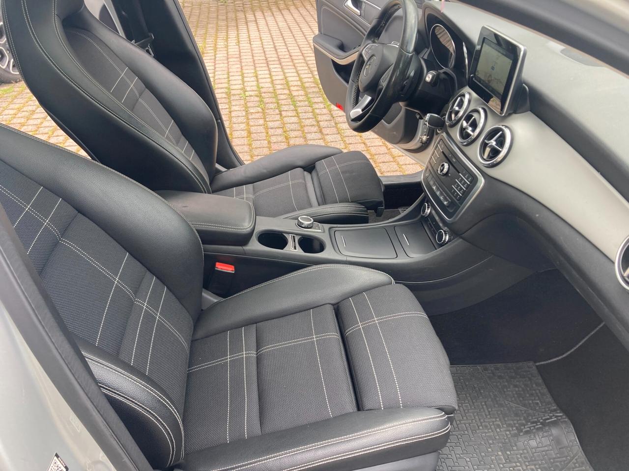Mercedes-Benz GLA 200 Sport Automatica Panorama Cerchi X 18