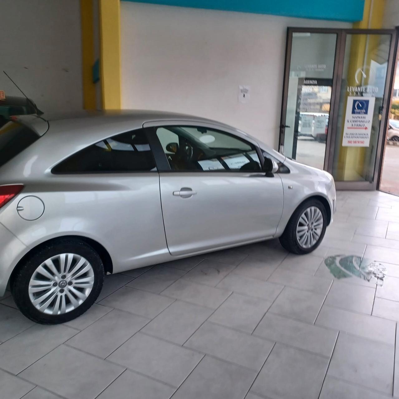 NEOPATENTATI BENZINA/GPL CORSA 1.2