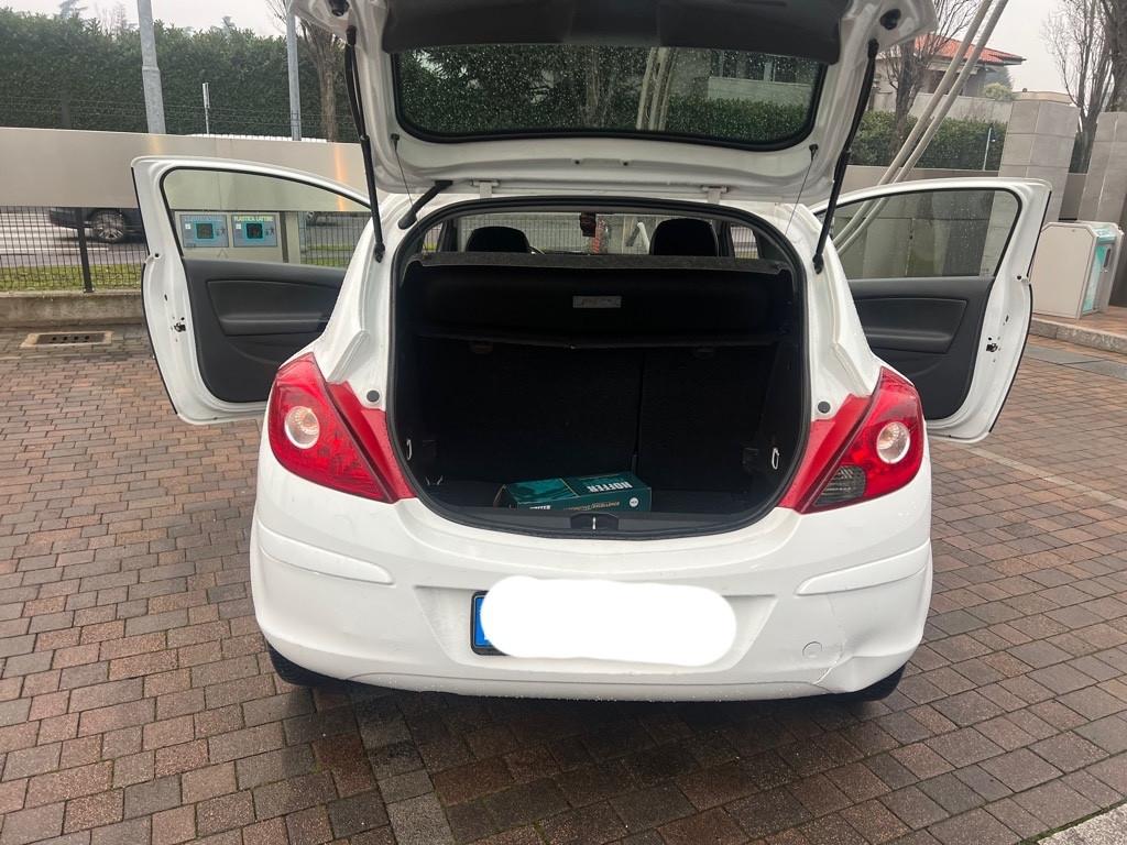 Opel Corsa 1.2 3 porte b-color