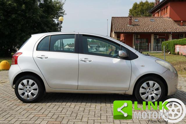 TOYOTA Yaris 1.3 VVTi 87CV - CAMBIO AUTOMATICO - PRENOTATA