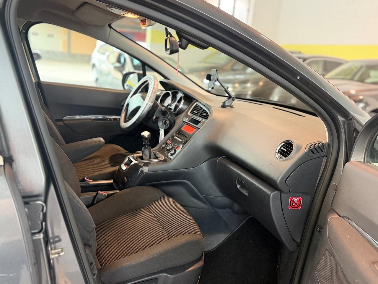 Peugeot 5008 1.6 HDi 115CV 7Posti Neopatentati