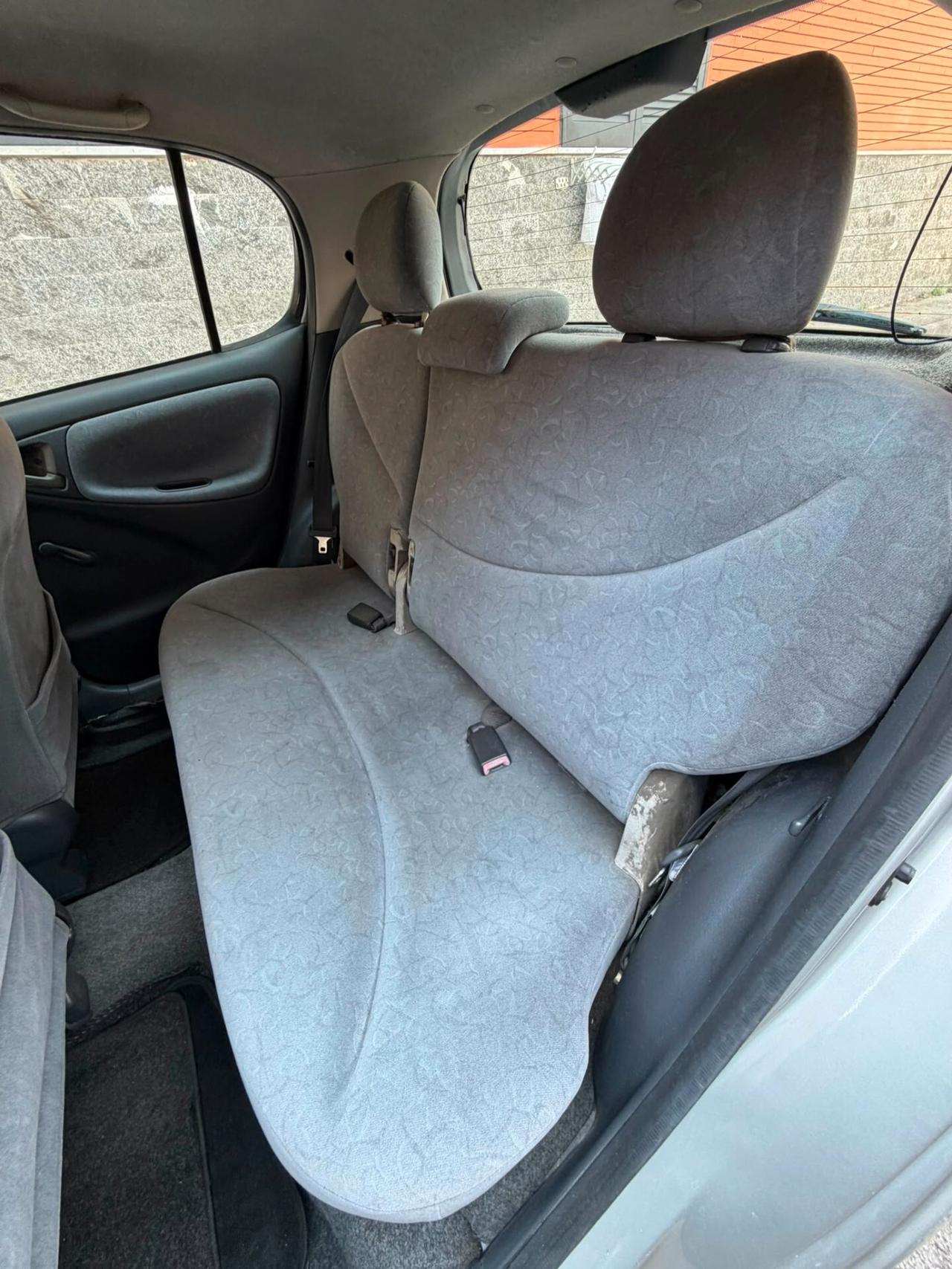 Toyota Yaris 1.0i 16V cat 5 porte Sol