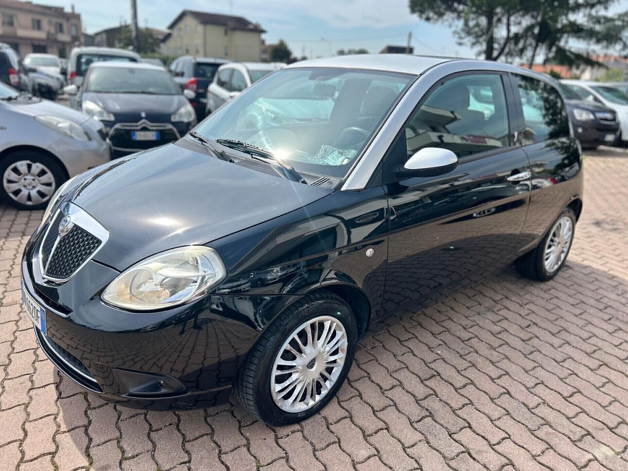 Lancia Ypsilon 1.3 MJT 75 CV Versus