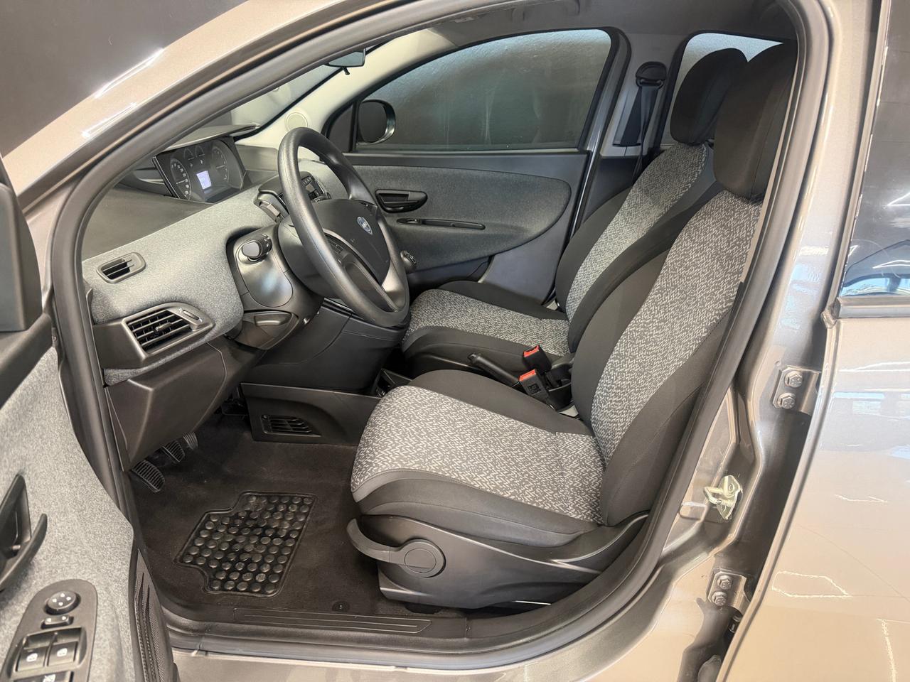 Lancia Ypsilon 1.0 firefly hybrid Silver Plus s&s 70cv
