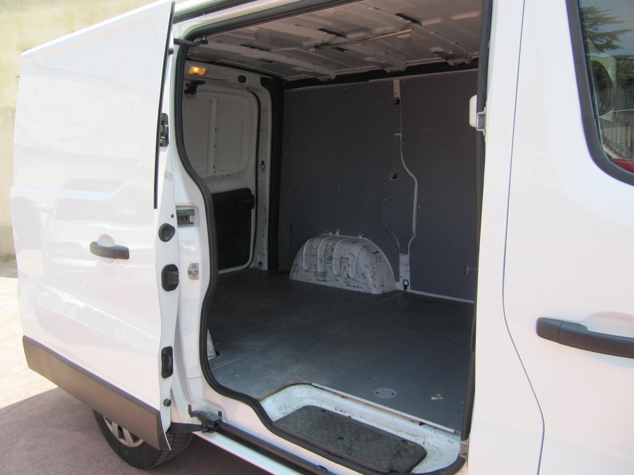 NISSAN NV300