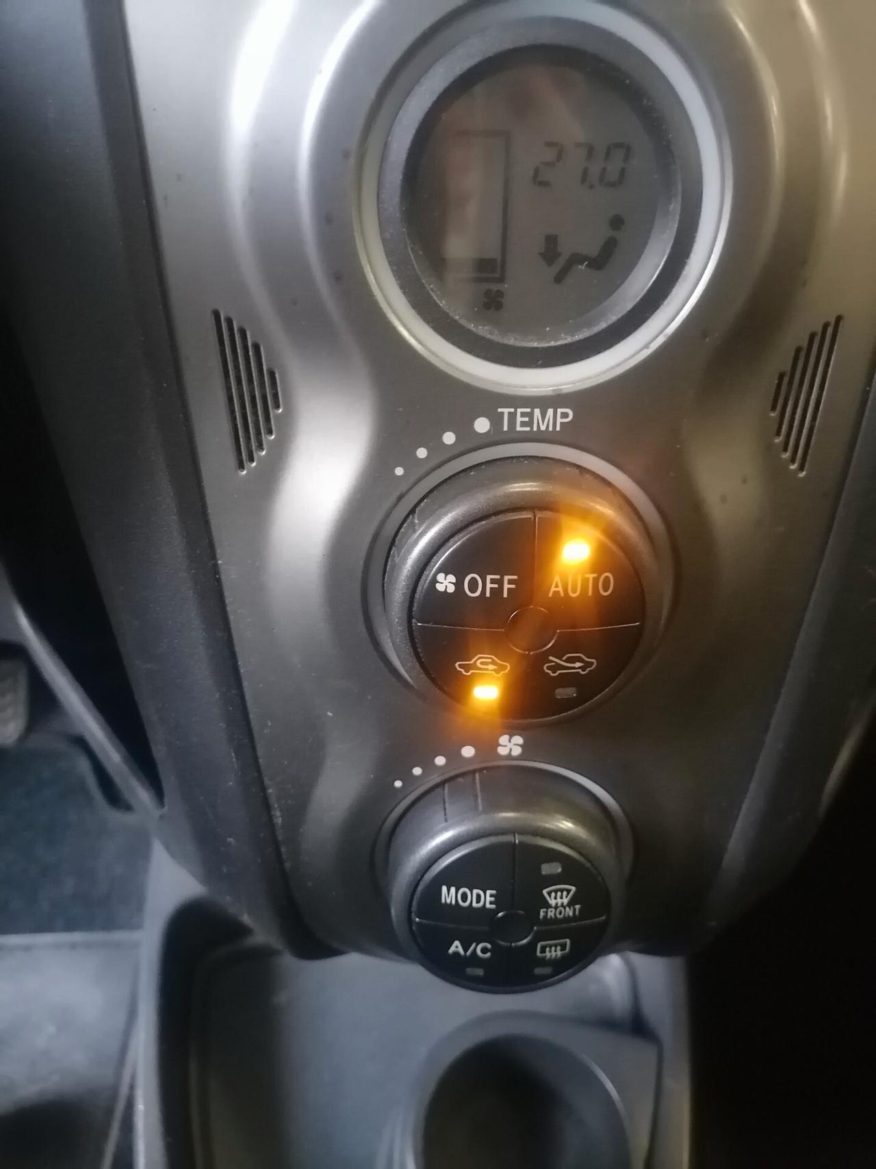 Toyota Yaris 1.0 5 porte Luxury Pack