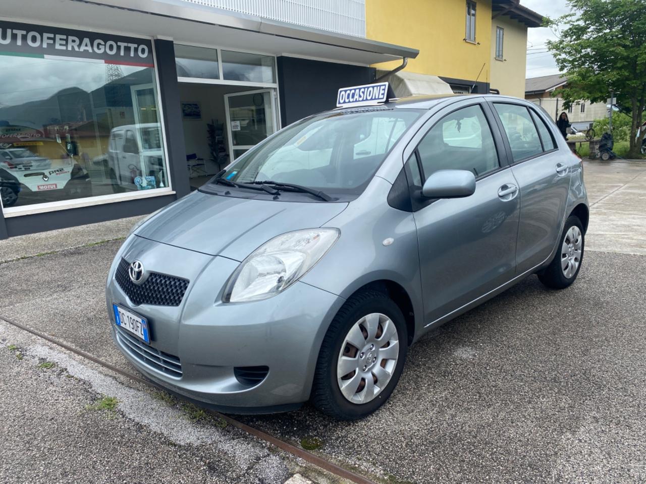 Toyota Yaris 1.0 5P per neo patentati
