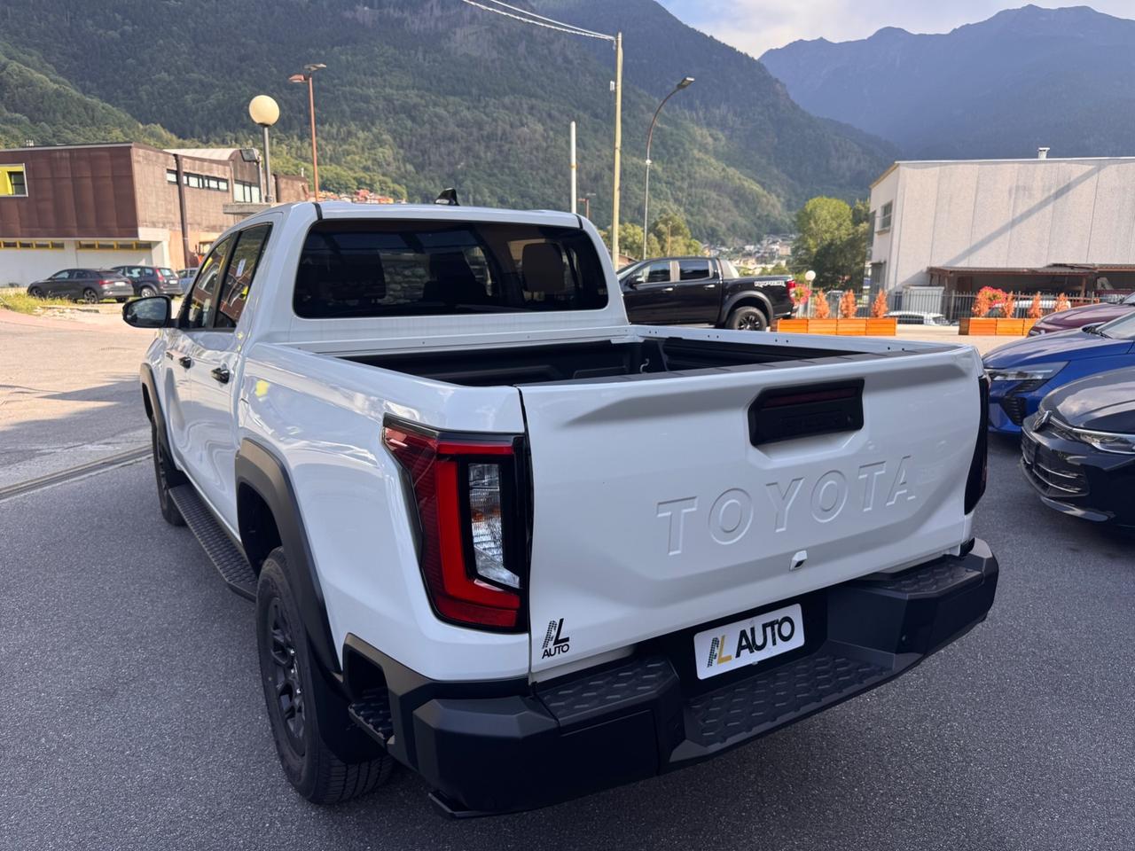 Toyota Hilux 2.8 D-4D A/T 4WD 48V 4 porte Double Cab Invincible