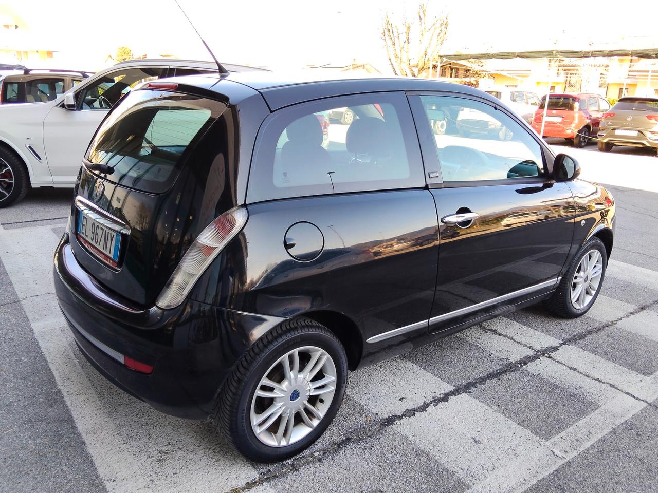 Lancia Ypsilon 1.3 MJT 75 CV Unyca