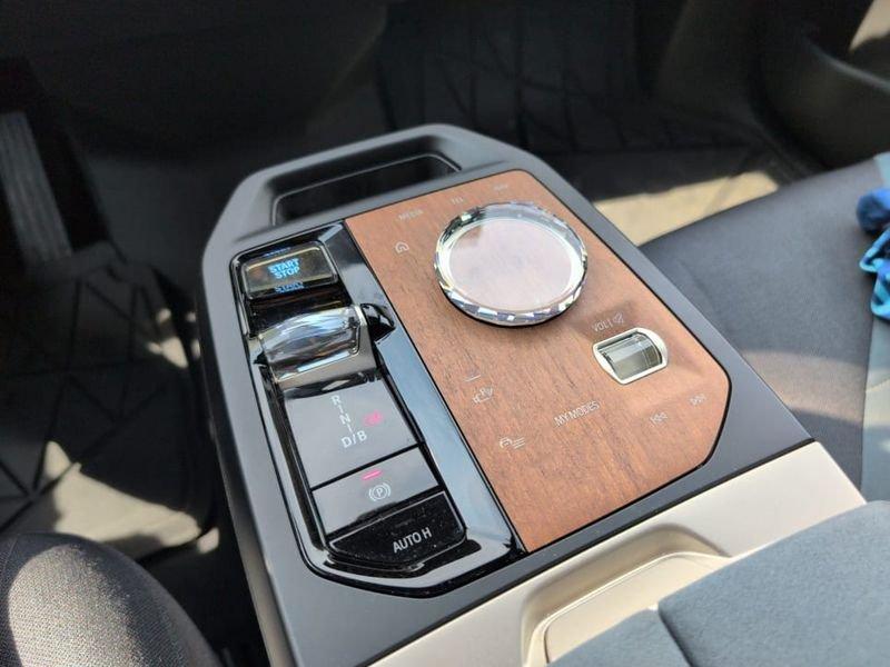 BMW iX XDRIVE40 PACCHETTO SPORTIVO