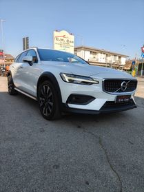Volvo V60 Cross Country B4 (d) AWD automatico Plus