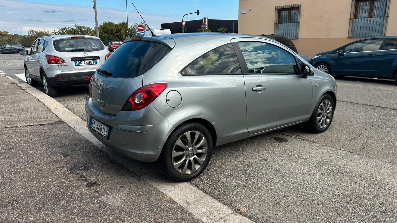 Opel Corsa 1.2 3 porte b-color