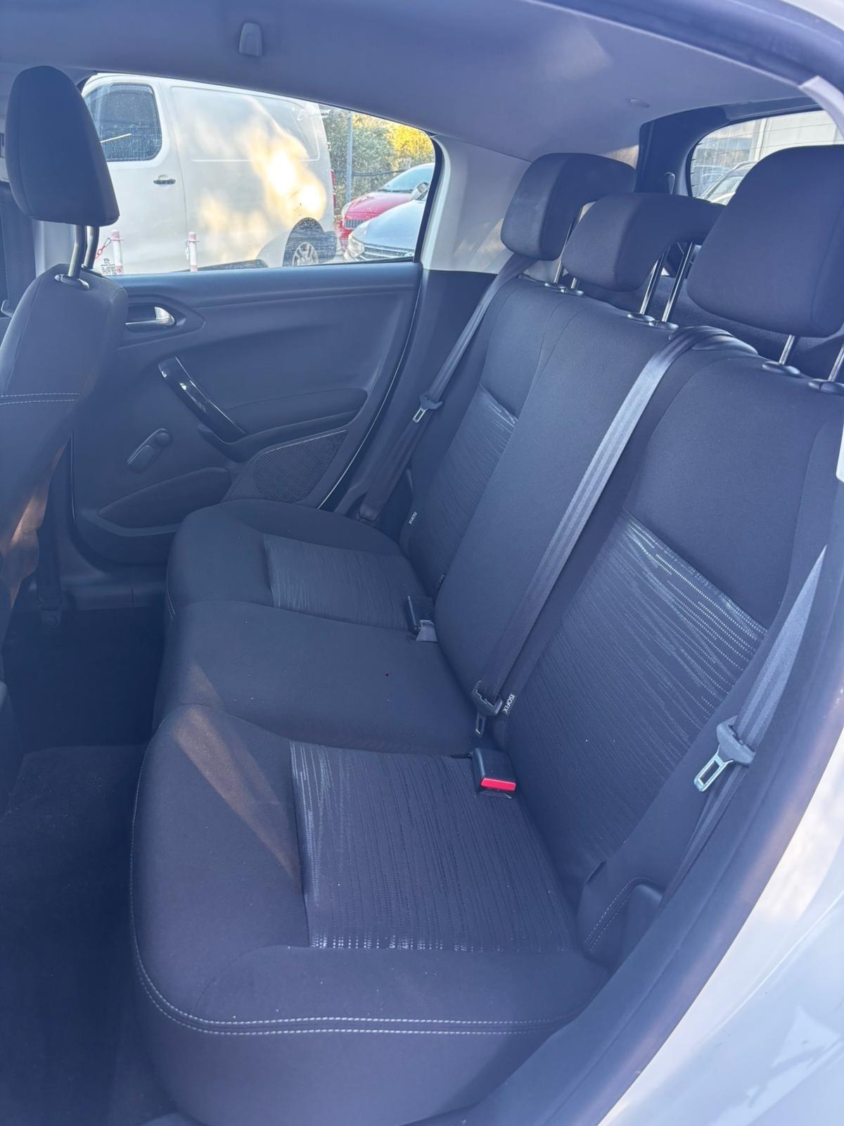 Peugeot 208 1.4 HDi 68 CV 5 porte Allure
