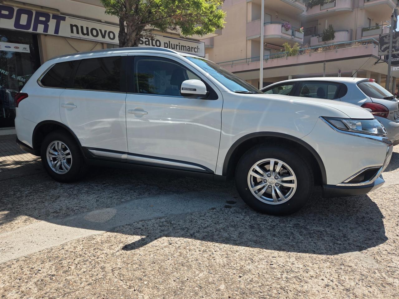 Mitsubishi Outlander 2.2 DI-D 4WD Intense
